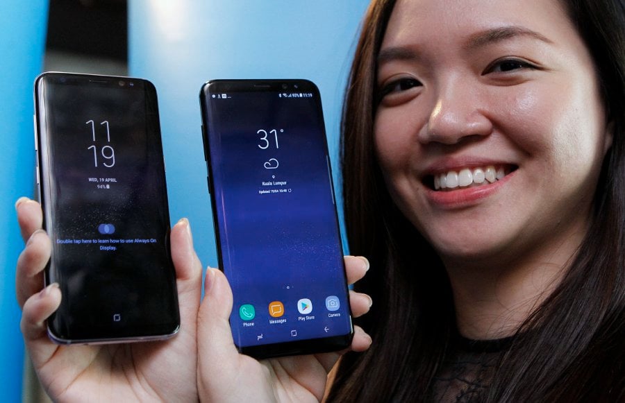 A Model shows the new Samsung S8 and Samsung S8 Plus during the preview session in Kuala Lumpur. Pix by AIZUDDIN SAAD.