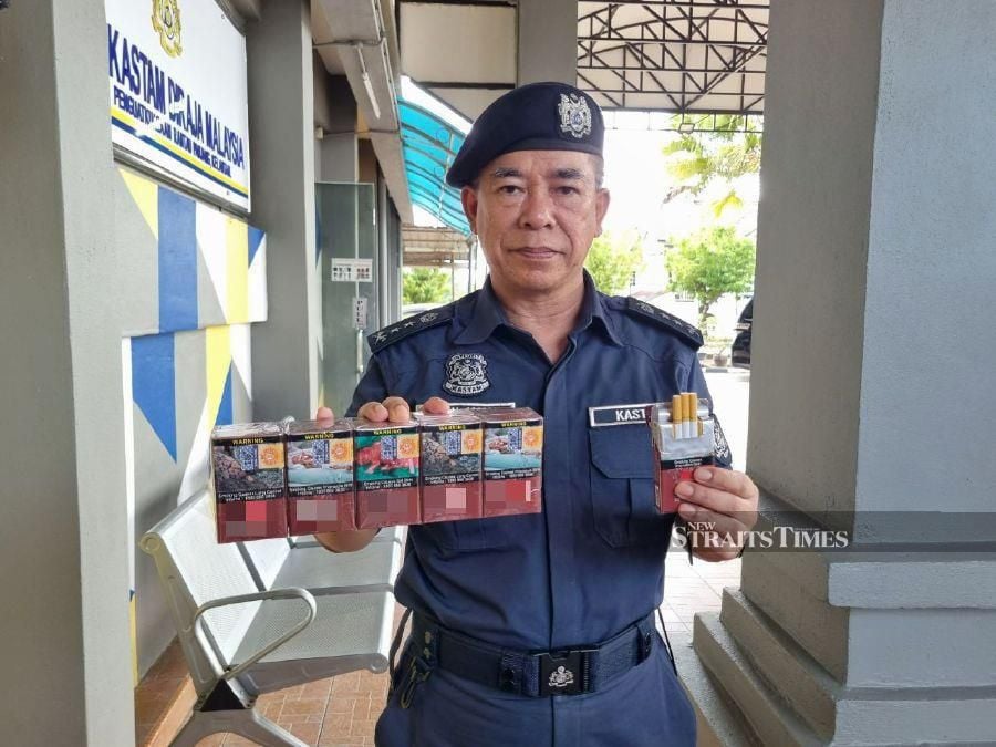  Kelantan Customs Department director Wan Jamal Abdul Salam Wan Long said the Saat brand of cigarettes topped the list of cigarettes smuggled along Kelantan/Thai border followimg its high demand from labourers in the state. - NSTP/SHARIFAH MAHSINAH ABDULLAH