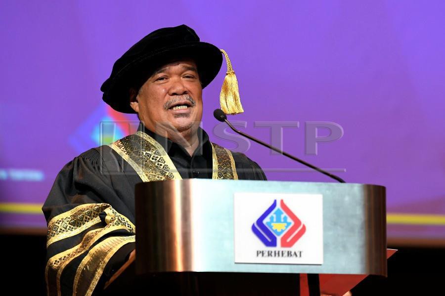 Defence Minister Mohamad Sabu deliers his speech during the Ex-Servicemen Affairs Corporation (Perhebat) 52nd convocation ceremony at the Wisma Perwira ATM. - Bernama