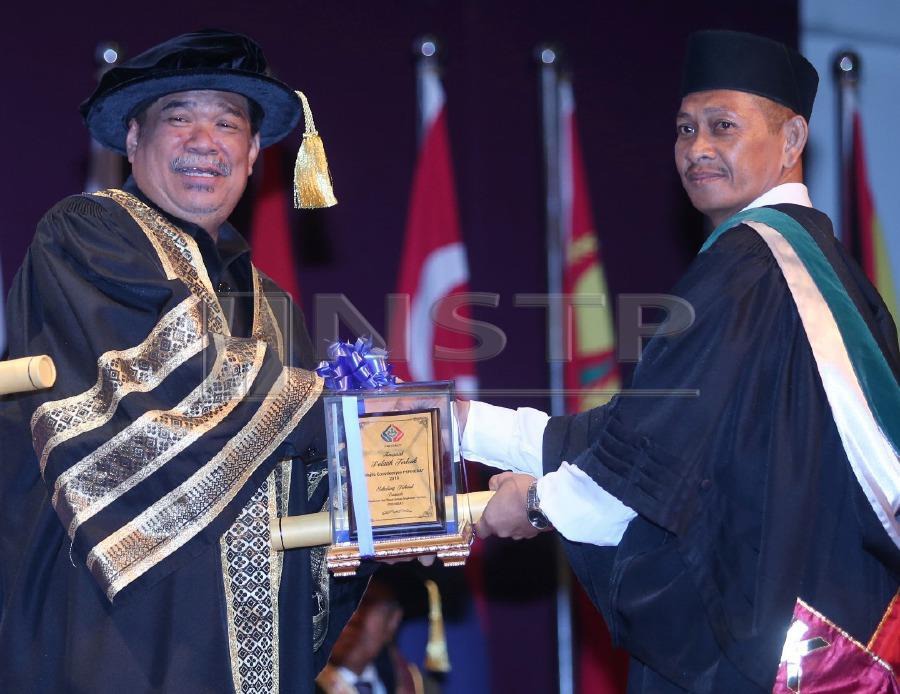 Defence Minister Mohamad Sabu presents an award to Suhaimi Zakaria (right) during the Ex-Servicemen Affairs’ (Perhebat) 52nd convocation ceremony in Wisma Perwira ATM. - NSTP/ MOHD YUSNI ARIFFIN