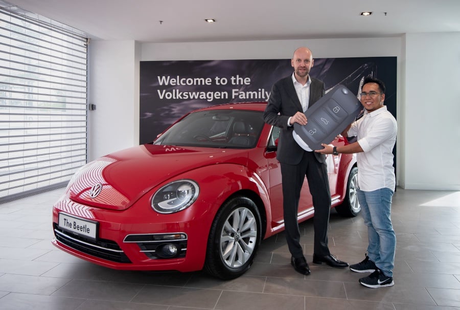 (File pic) “Win the Icon” winner Muhamad Rizal Sadiman (right) receiving a mock key from Volkswagen Passenger Cars Malaysia’s managing director Erik Winter recently. Photo courtesy of VPCM
