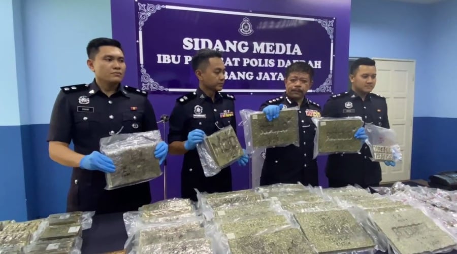 Subang Jaya police chief ACP Wan Azlan Wan Mamat (3rd from right) with the seized drugs at the Subang Jaya police headquarters. -- NSTP/AMIRUDIN SAHIB 