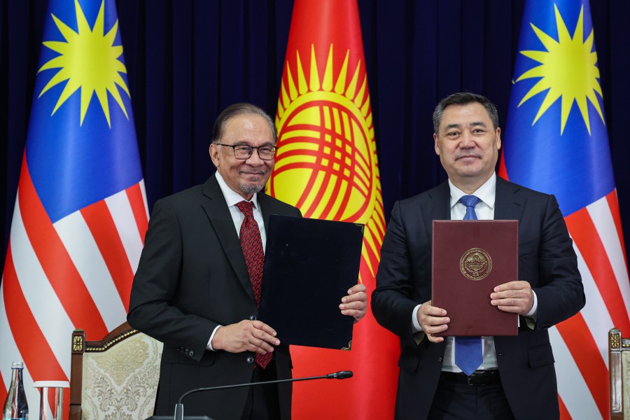  BISHKEK: Prime Minister Datuk Seri Anwar Ibrahim (left) and Kyrgyz Republic's President Sadyr Japarov after signing a joint statement at the four-eye meeting in conjunction with a two-day official visit to the republic at the Ala Archa State Residence, Wednesday. — BERNAMA