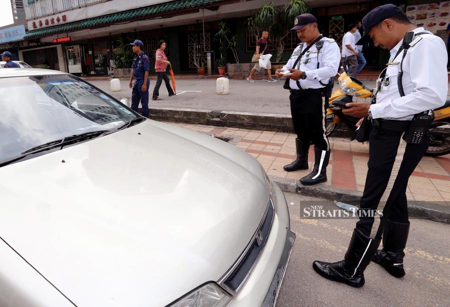 The reduction of up to 50 per cent in compound payment for traffic offences offered by the police to visitors at the Central Zone Madani Rakyat Programme is only for selected offences. - NSTP file pic