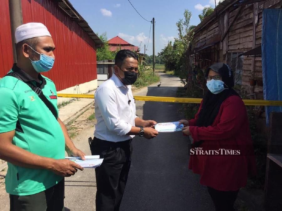 Ahmad Fadhli, who is Pas Youth deputy chief was speaking to reporters after presenting donations to villagers who were affected by the incident here today. - NSTP/ SHARIFAH MAHSINAH ABDULLAH