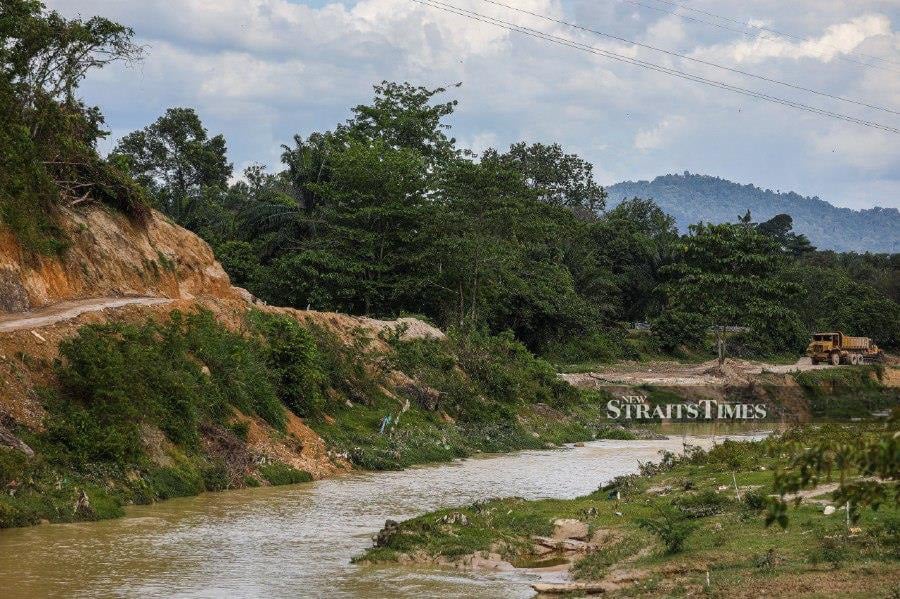 Residents in three villages here are crying foul over sand mining activities in their area which they claimed has caused serious riverbank erosion along Sungai Kulim over the past three years. - NSTP/ LUQMAN HAKIM ZUBIR