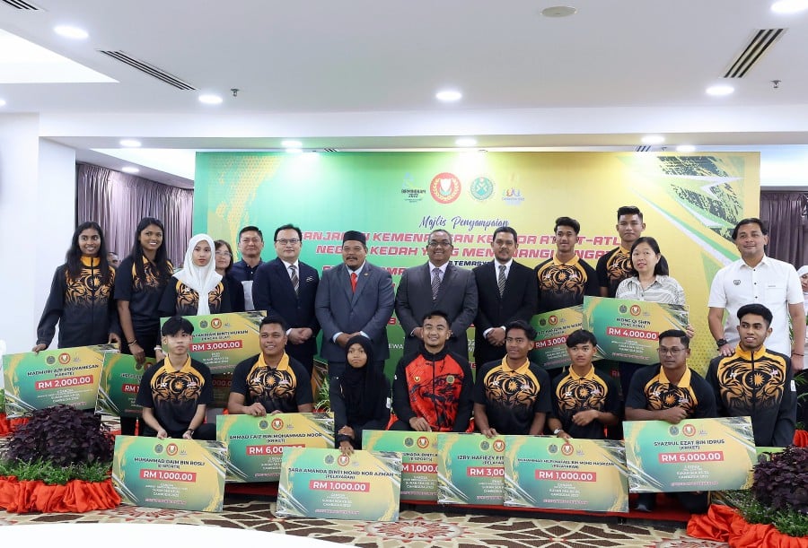 Kedah MB Datuk Seri Muhammad Sanusi Md Nor paid his tribute to the parents of Kedah-born athletes for their unsung contribution to nurturing world-class sporting talents.- Bernama pic