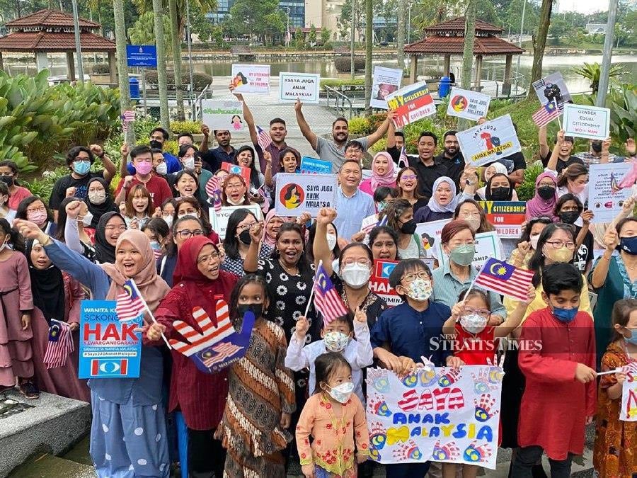 Malaysian mothers married to foreign spouses held a Merdeka Day gathering with their overseas-born children and several MPs, assemblymen, and political party representatives at Taman Jaya, today. - Pic by Dhesegaan Bala Krishnan