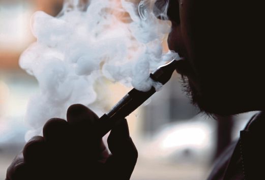 Review of evidence finds e cigarettes may help smokers quit