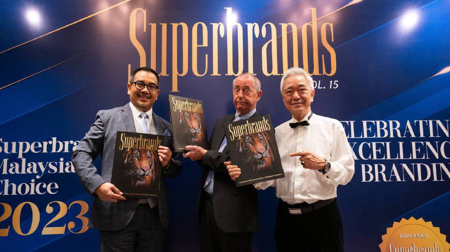 Superbrands Malaysia director Mike English (centre) with Public Relations and Communications Association Malaysia president Prof Mohd Said Bani C.M, Din (left) and Financial Planning Association of Malaysia founding board member Steve Teoh (right) at the unveiling of the 15th edition of Superbrands Malaysia 2023.
