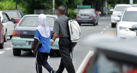 (File pix) The Education Ministry will meet with the Home Ministry, People’s Volunteer Corps (Rela) and the police as soon as possible to discuss measures to reduce road accidents involving school students. Pix by Mohd Adam Arinin