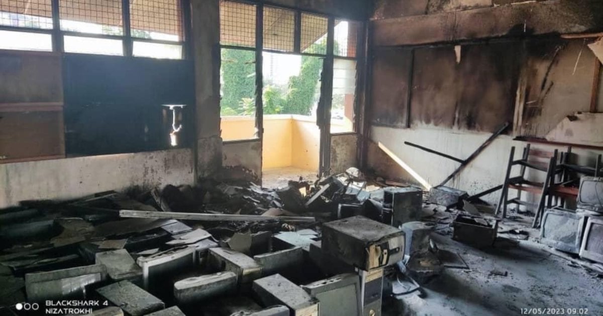 Fire Breaks Out At Computer Store Of Smk Taman Yarl 