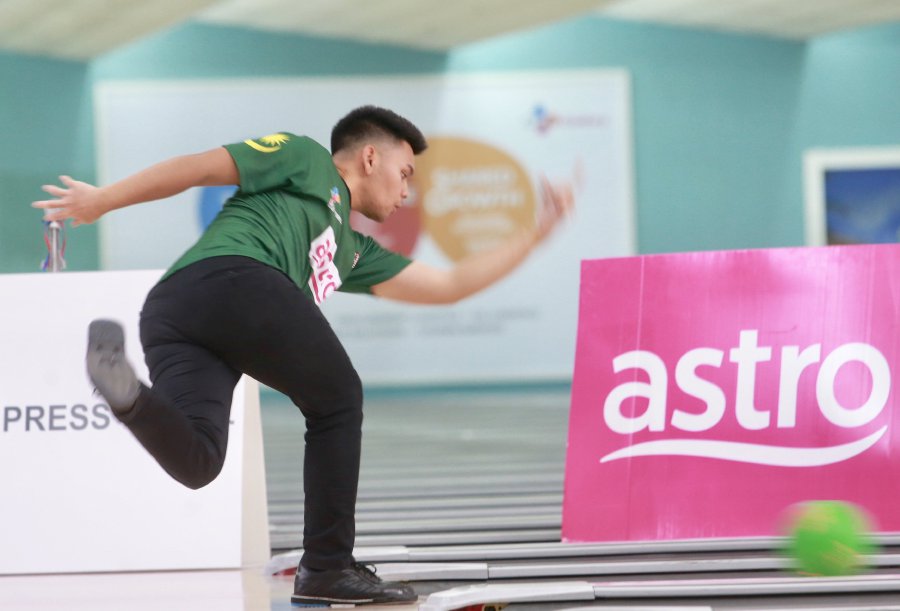 Rafiq (pix), a member of the World Youth Championships team, defeated teammate Timmy Tan 208-179 in the final match of the stepladder finals to earn RM7,000 for his achievement. Pix by SAIRIEN NAFIS