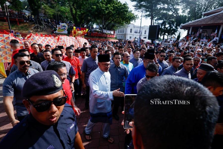 Prime Minister Datuk Seri Anwar Ibrahim and Melaka Chief Minister Datuk Seri Ab Rauf Yusoh meeting the people near Jonker Walk today. -- BERNAMA PIC
