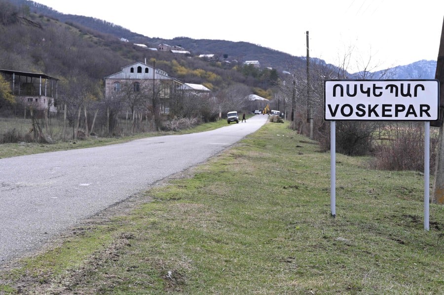 (FILES) A road sign sits at entrance to the village of Voskepar (Azerbaijani name is Ashaghi Askipara) in northeastern Armenia on March 27, 2024. Armenia on May 24, 2024 returned to Azerbaijan four border villages it had seized decades ago, officials in Yerevan and Baku said, a new step towards normalising ties between the historic rivals. -- AFP