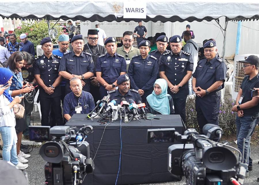 Selangor Police chief Datuk Hussein Omar Khan speaks to pressmen at the Tengku Ampuan Rahimah Hospital (HTAR)’s forensic department. -NSTP/ASWADI ALIAS.