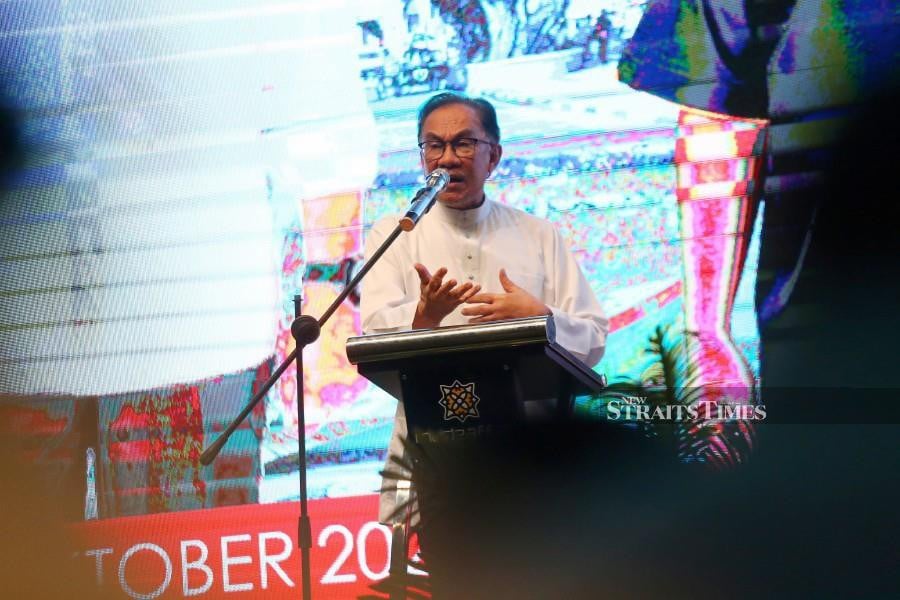 PKR president Datuk Seri Anwar Ibrahim delivers his speech during the party’s and Pakatan Harapan gathering at the Muzaffar Hotel, Ayer Keroh, Melaka. - NSTP/SYAFEEQ AHMAD