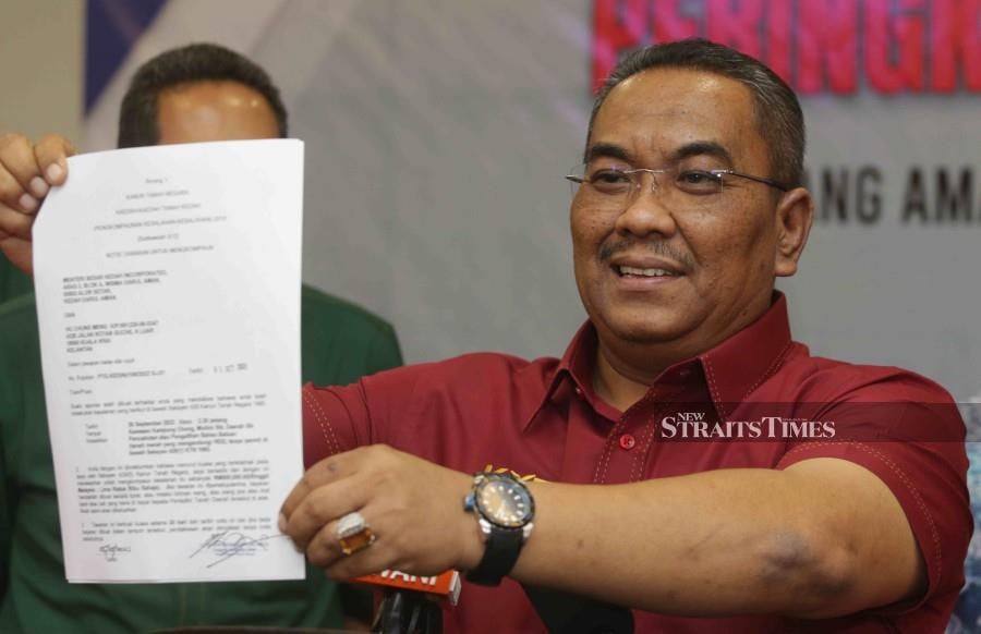 Caretaker Kedah Menteri Besar Datuk Seri Muhammad Sanusi Md Nor showing a copy of notice issued by the state’s Land and Mineral office against a company, during a press conference on July 16, after presenting land titles to recipients at the land and district office in Tanah Bandar Baharu. -NSTP/SYAHARIM ABIDIN