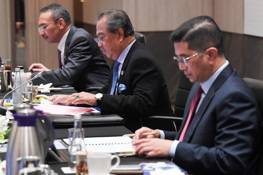 Prime Minister Tan Sri Muhyiddin Yassin (centre) said the resilience of the private sector, when dealing with the challenges brought about by the pandemic, will enhance the economic prosperity of a country. -- Bernama File Pix