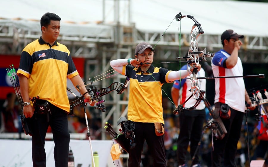 Compound archers Juwaidi Marzuki-Fatin Nurfatehah Mat Salleh secured a first gold for Malaysia at the Hanoi Sea Games today. -NSTP/HAIRUL ANUAR RAHIM