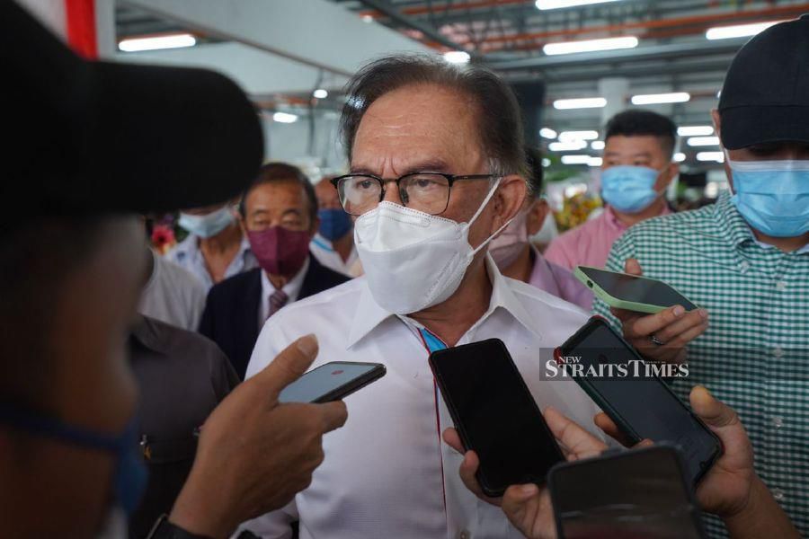  PKR president Datuk Seri Anwar Ibrahim speaks to reporters after opening the  Dataran Segar Huat Huat Food Court in Lukut. -NSTP/MOHD KHIDIR ZAKARIA