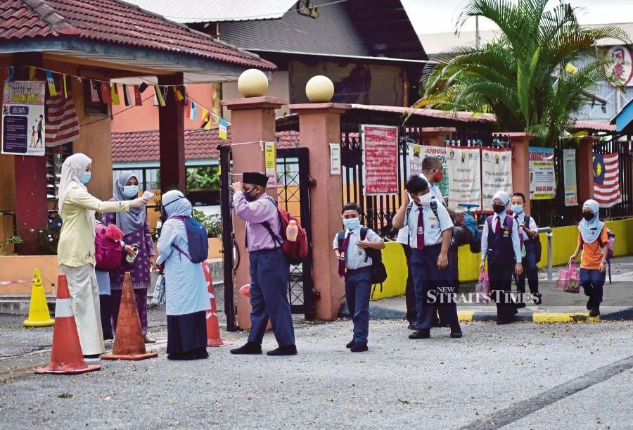 All primary school students and secondary students from Form 1 to Form 5 will undergo teaching and learning at home (PdPR) according to the suitability between teachers and students beginning Jan 20, 2021. - NSTP file pic