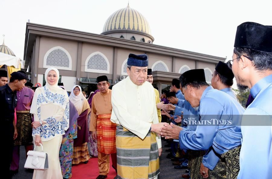 This file pic dated June 8, 2018, shows Sultan of Selangor, Sultan Sharafuddin Idris Shah (centre) mingles with locals during the breaking of fast, presenting Hari Raya Aidilfitri goodies and the official launch of Al-Falah Mosque at Jalan Kebun, Section 30 in Shah Alam. Also present is Tengku Permaisuri of Selangor Tengku Permaisuri Norashikin (left). - NSTP/File pic