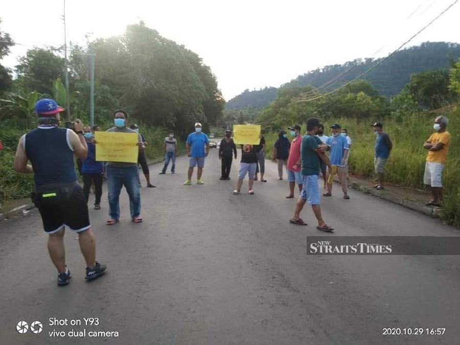 A video that went viral on Facebook showed a group of residents in the area gathering behind barbed wire fencing while holding placards asking for immediate help to be rendered to them. - Photo courtesy of reader.