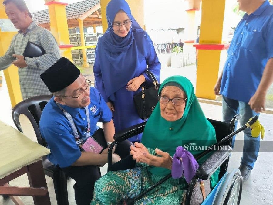 Semek, who has 112 grandchildren and great grandchildren from her eight children, said that in the past, voting did not require the need to dip her finger into the ink. - NSTP/MALIK MUHAMAD.