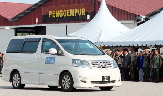  The remains of the 32 Australian citizens who were interred at the Commonwealth War Graves (CWG) in the Terendak Camp have been sent home to their families in Australia. Present to witness the send-off were Malacca Chief Minister Datuk Seri Idris Haron, Third Malaysian Infantry Division Major General Hasagaya Abdullah, Training and Doctrine Commander Major General Datuk Tengku Ahmad Noor Tuan Chik, and Australia Deputy High Commissioner to Malaysia Dr Angela Macdonald. Pix by RASUL AZLI SAMAD 