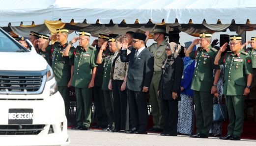  The remains of the 32 Australian citizens who were interred at the Commonwealth War Graves (CWG) in the Terendak Camp have been sent home to their families in Australia. Present to witness the send-off were Malacca Chief Minister Datuk Seri Idris Haron, Third Malaysian Infantry Division Major General Hasagaya Abdullah, Training and Doctrine Commander Major General Datuk Tengku Ahmad Noor Tuan Chik, and Australia Deputy High Commissioner to Malaysia Dr Angela Macdonald. Pix by RASUL AZLI SAMAD 