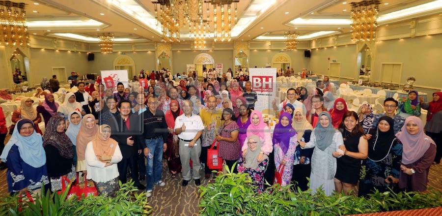 Some 250 teachers from 160 primary and secondary schools from Melaka and Negeri Sembilan were feted in An Evening With Teachers as part of the ‘Sepetang Bersama BH’ event in Hotel Bayview, Bandar Hilir, Melaka. (NSTP/ RASUL AZLI SAMAD)