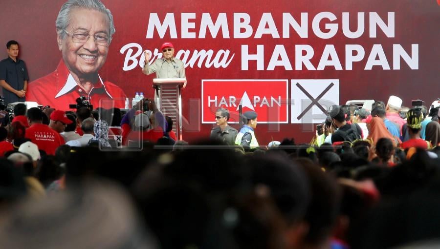 Prime Minister Tun Dr Mahathir Mohamad delivers his speech during the gathering in Felda Sungai Koyan 3. - NSTP/FARIZUL HAFIZ AWANG