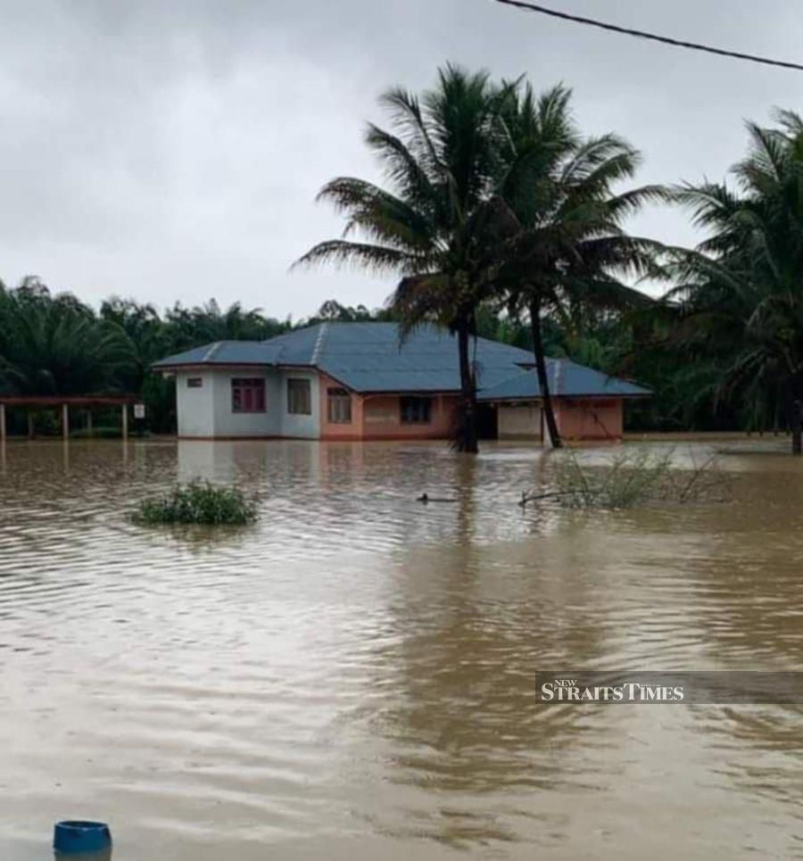 The worsening flood situation in Terengganu has forced 972 people from two districts to evacuate their homes as rainfall continues unabated, now for more than 48 hours.- NSTP/NURUL FATIHAH SULAINI.