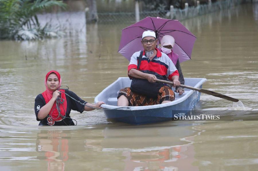 Within mere hours, the number of flood victims in Terengganu who had to be evacuated from their homes rose to 1,139 people from 972 reported at 4pm today.- NSTP/GHAZALI KORI. 