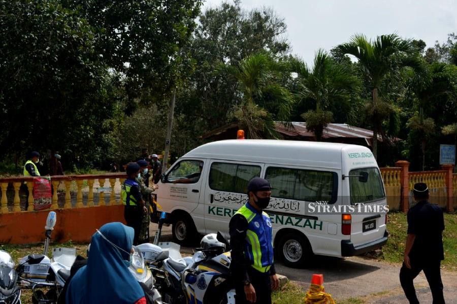 A van jenazah (hearse) ferrying the remains of the 7-year-old boy arrives at the Padang Lebar Muslim Cemetery, Simpang Bekoh, ahead of the funeral. - NSTP/AMIR MAMAT