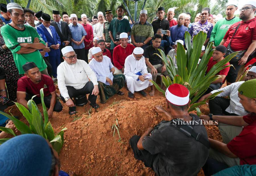 Mourners at the burial of Sungai Bakap assemblyman Nor Zamri Latiff in Sungai Acheh. NSTP/ DANIAL SAAD