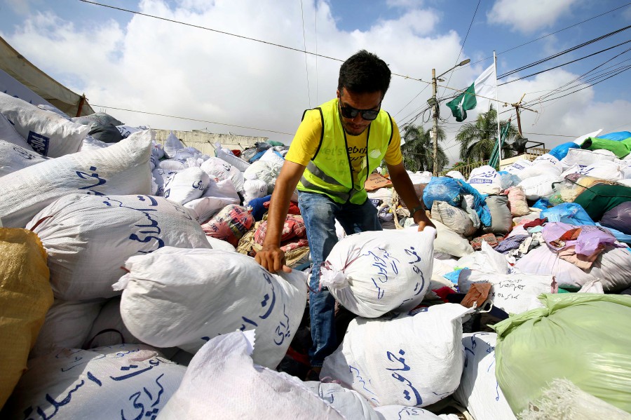 Pakistan Protect Homes Against Devastating Floods; Aid Arrives | New ...