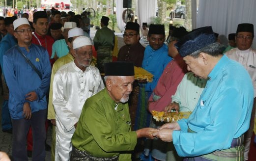 Sultan Selangor presents RM200k in contributions to less fortunate ...