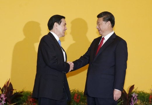 China's President Xi Jinping shakes hands with Taiwan's President Ma Ying-jeou during a summit in Singapore. REUTERS. 