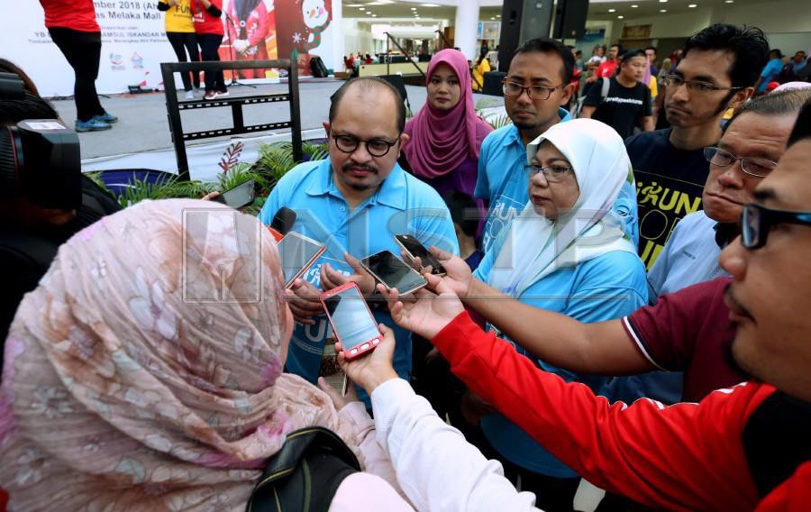 PKR information chief Datuk Seri Shamsul Iskandar Mohd Akin speaks to reporters after the Back-to-School programme in conjunction with 9th Hang Tuah Jaya Municipal Council (MPHTJ)’s municipal day at Melaka Mall, Ayer Keroh. -NSTP/KHAIRUNISAH LOKMAN