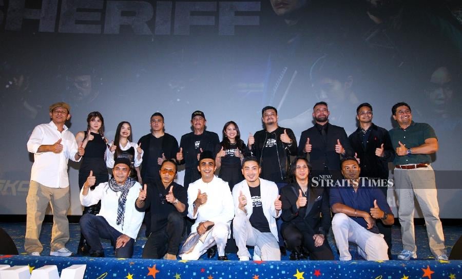 The cast and crew of ‘Sheriff’ with Syafiq Yusof in the back row, seventh from left (NSTP/AZIAH AZMEE)