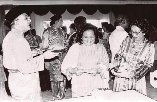  Former Prime Minister, Tun Hussein Onn (left)and Tun Suhailah Mohamad Noah (centre) share a moment of amusement with Datin Seri Dr. Siti Hasmah Mohd. Ali (right) at the Prime Minister's open house in this NST file picture