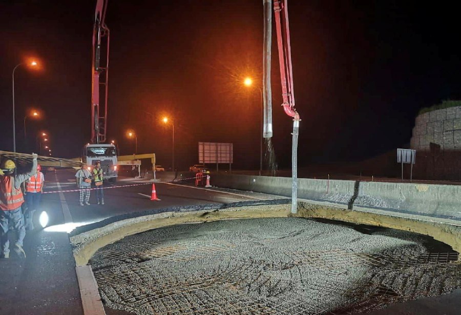 A section of the KLK was closed on Tuesday night following soil movements resulted by East Coast Rail Link(ECRL) underground tunnel works in the vicinity.- Pix courtesy of East Coast Rail Link - ECRL FB