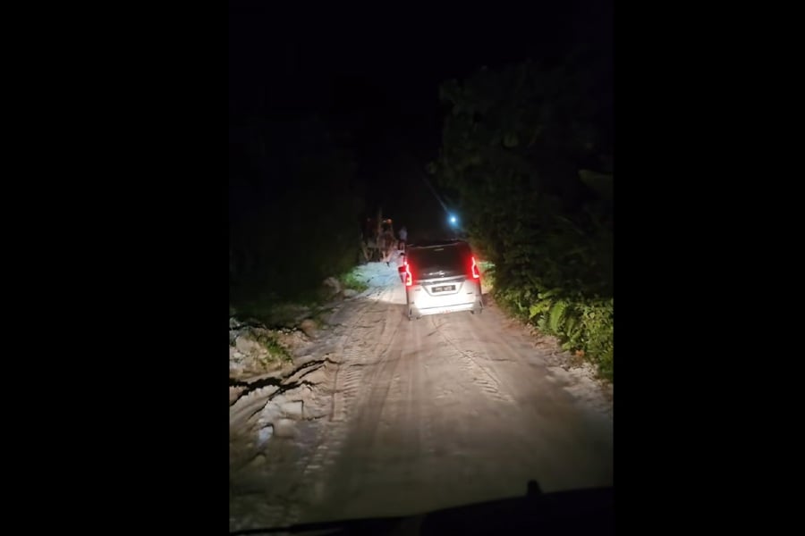 A selfless act of a group of villagers to assist drivers beat the Hari Raya traffic jam by coming up with a shortcut through their neighbourhood has touched the hearts of social media users. - Video Screengrab from FB