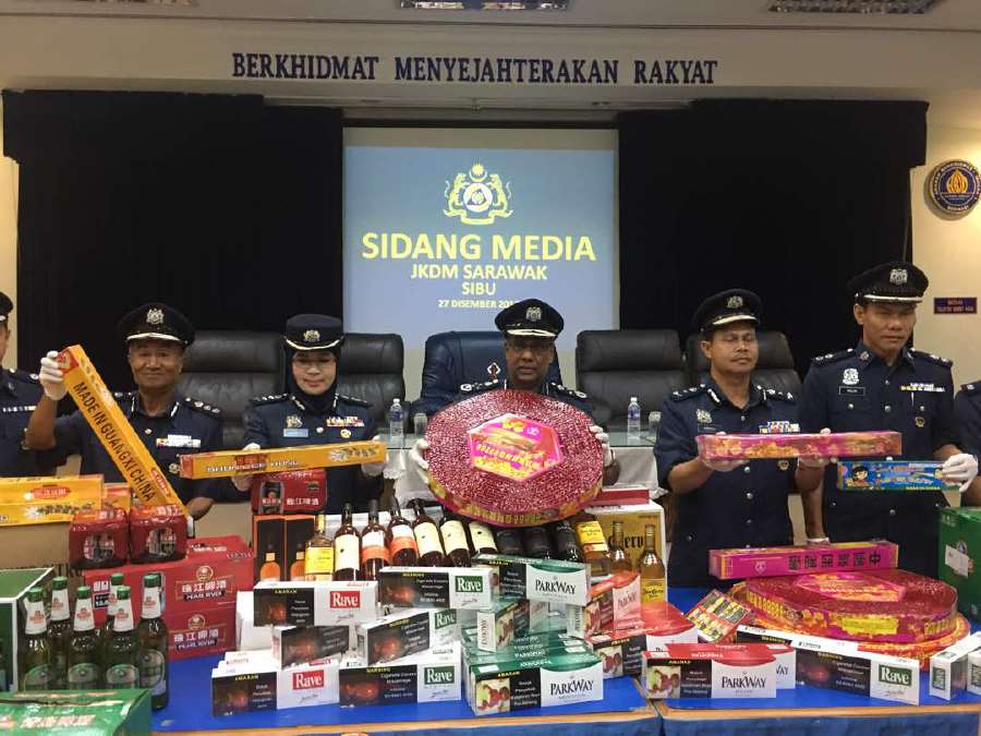 Customs Department director-general Datuk Seri Subromaniam Tholasy (centre) shows the items seized in Sibu and Sarikei, during a press conference in Sibu. Pic by HARUN YAHYA.