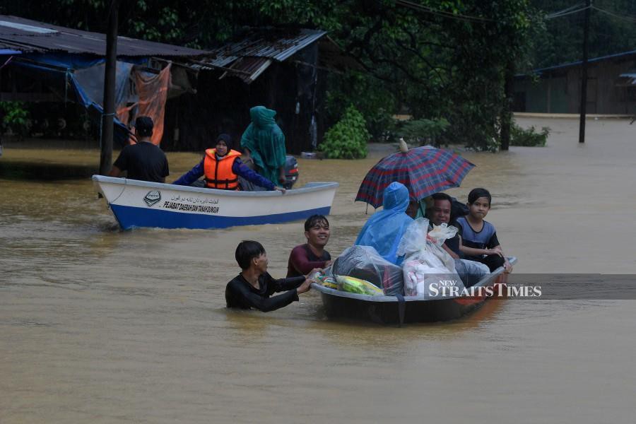 This Jan 6 pic shows Civil Defence Force personnel evacuating residents in Kampung Belimbing, Jongok Batu in Dungun. - BERNAMA pic