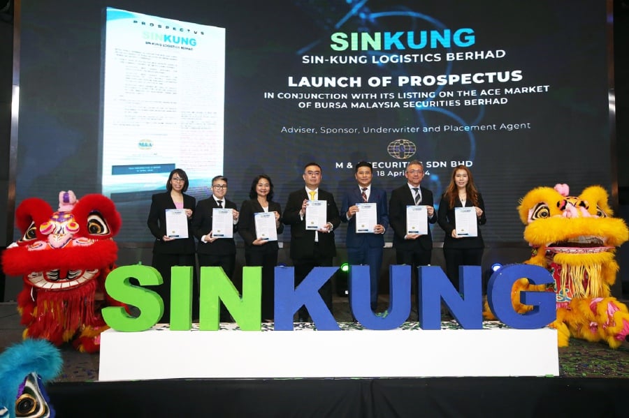 (From left) Miss Adeline Ong, Executive Director of Sin-Kung Logistics Berhad, Miss Angeline Ong , Executive Director of Sin-Kung Logistics Berhad, Madam Tan Soo Mooi, Chairwoman of Sin-Kung Logistics Berhad, Mr Alan Ong, Managing Director of Sin-Kung Logistics Berhad, Datuk Bill Tan, Managing Director of M & A Equity Holdings Berhad, Mr Gary Ting, Head of Corporate Finance, M & A Securities Sdn Bhd, Miss Ameline Ong, General Manager of Sin-Kung Logistics Berhad