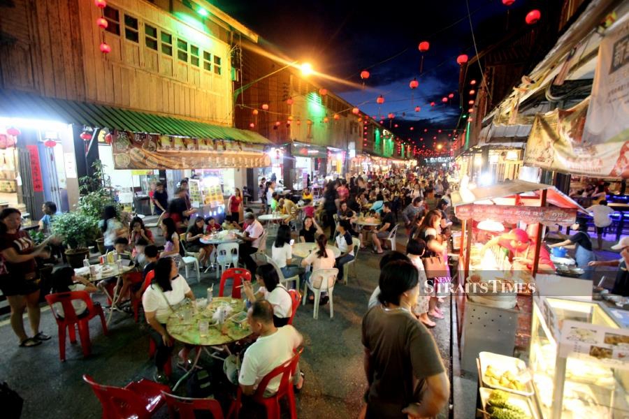 where to eat in kuching at night