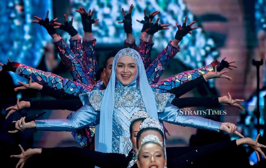 Datuk Seri Siti Nurhaliza entertained more than 10,000 fans at the Axiata Arena (NSTP/ASYRAF HAMZAH)